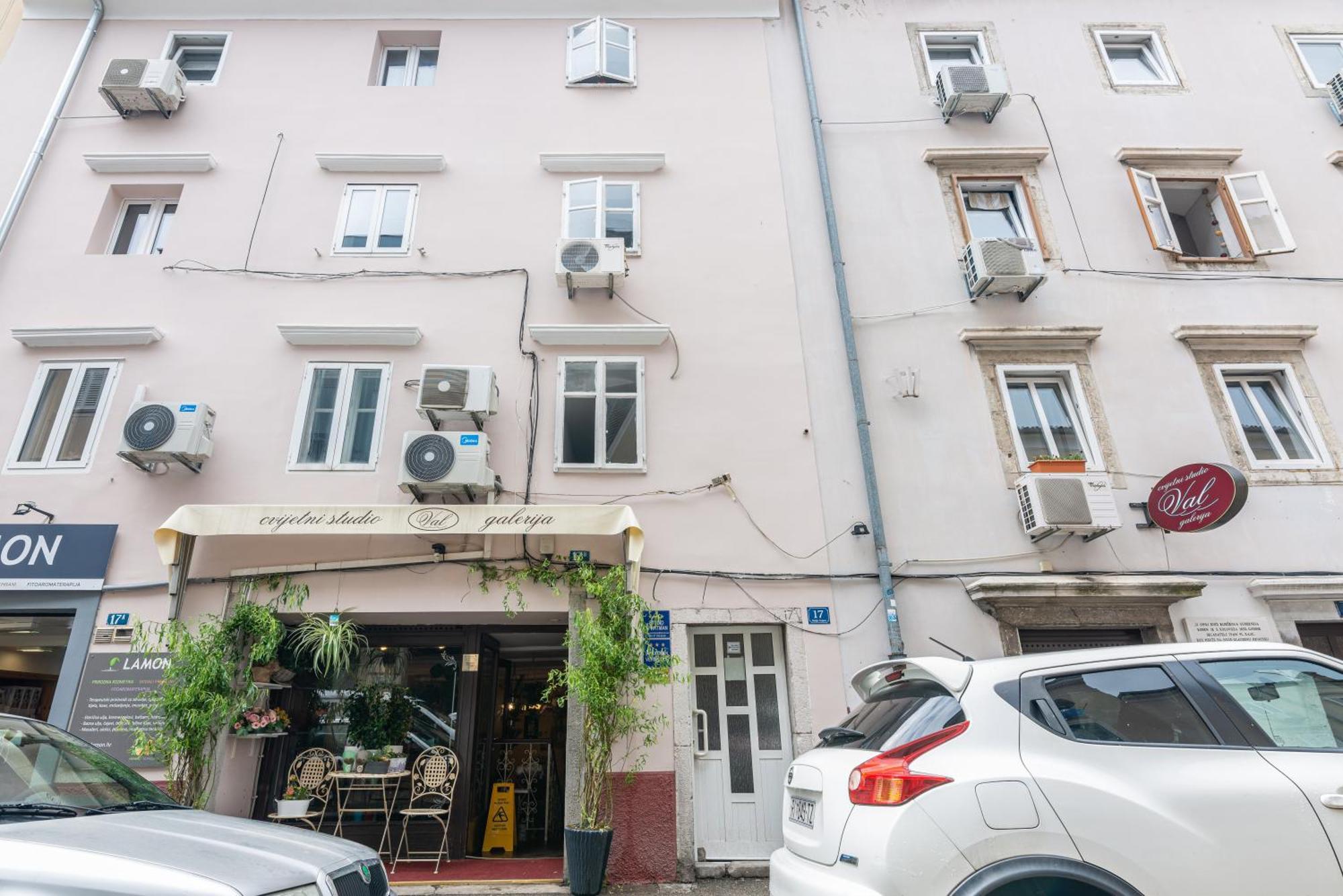 Small, Sweet & Cosy Apartments غييكا المظهر الخارجي الصورة